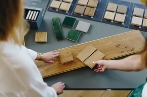 Personen betrachten Holzmuster